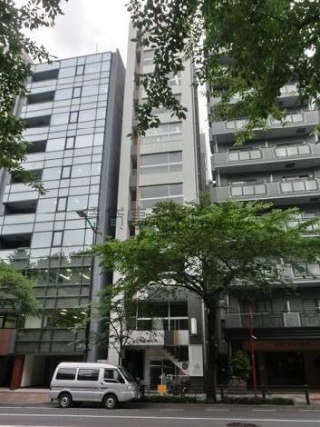 物件の目の前には靖国神社があります