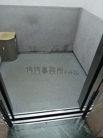 エレベーター内部