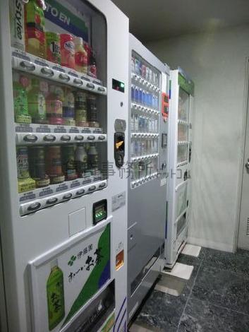 エントランス奥に自動販売機があります