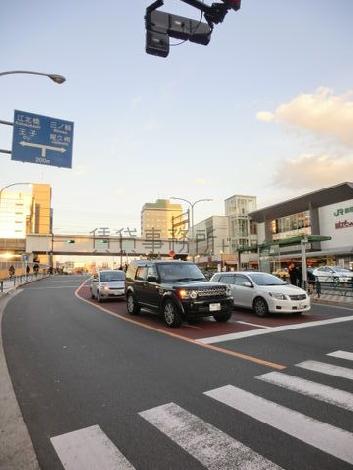 田端駅目の前の交差点の様子です