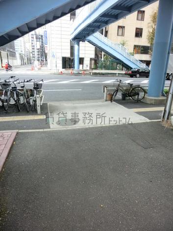 玄関から前の通りを見た視点