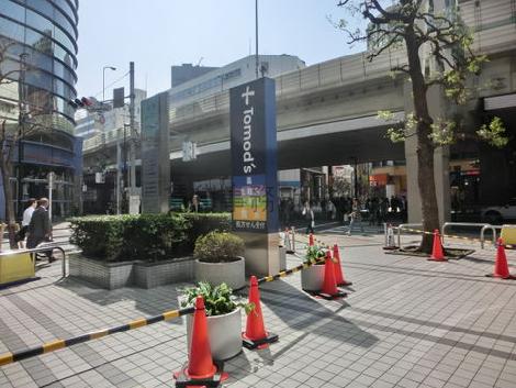 高速道路の向こうはサンシャイン60通りです