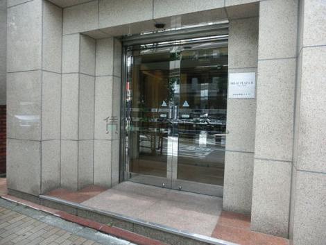 段々に囲まれたデザインです