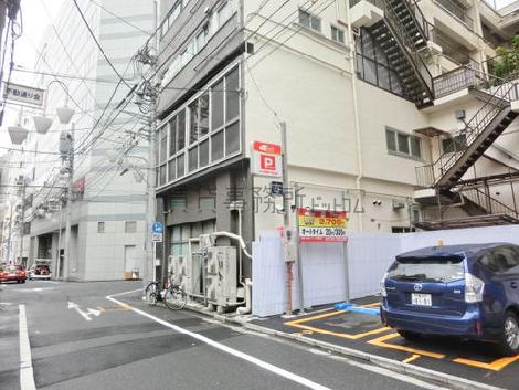 裏手はコインパーキングです