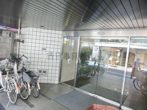 エントランス前には自転車が置かれています