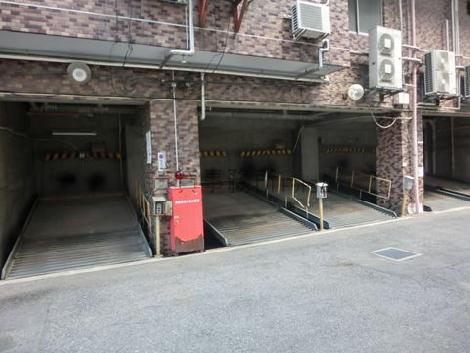 建物裏側に月極駐車場があります