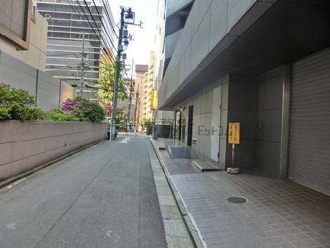 １階のエントランス前道路