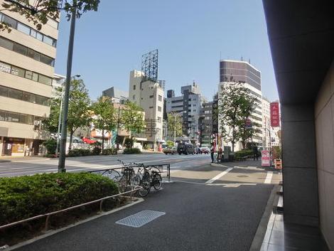 ビルの前から四谷４丁目交差点が見えます