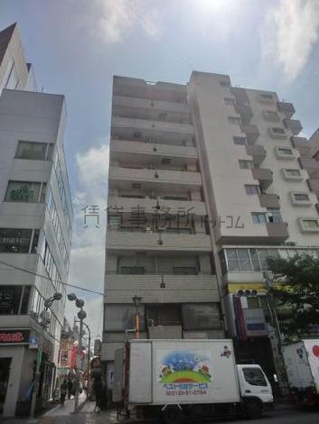 脇の通りは商店街方面につながっています