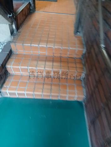 エレベーター手前に段差あり