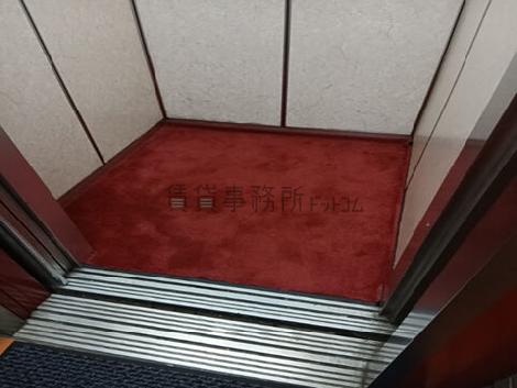 エレベーター内部