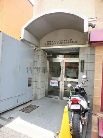 入口前