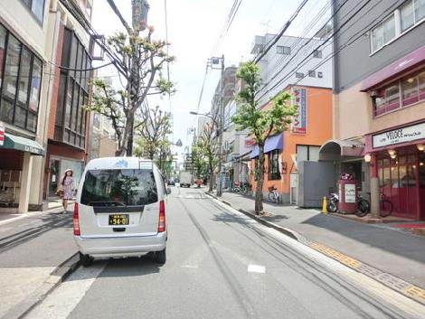 様々な店舗が軒を連ねます