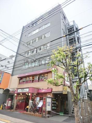 周囲に隣接する高層ビルなどがありません