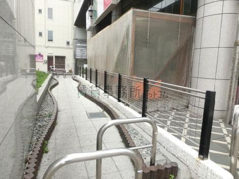 玄関前の歩道