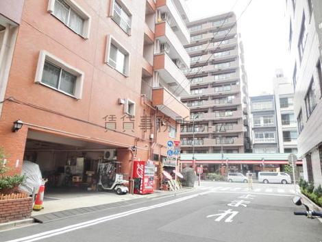 隣接する側道奥からのアングル