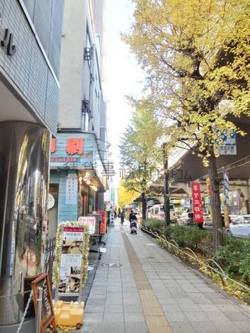 首都高速と並行して走る通り