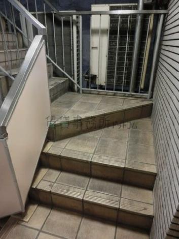 階段の上り口前