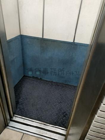 エレベーター内部