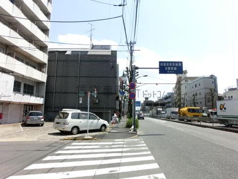 車通りの活発な通り