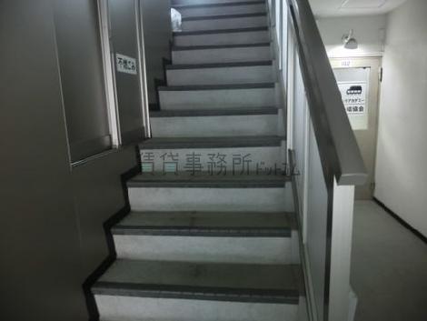 ２階へ上がる階段です