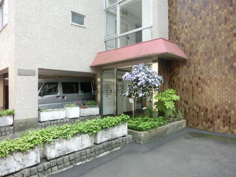 緑に囲まれた正面玄関