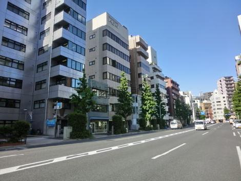 前面は大通りです