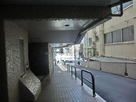前面道路からのアプローチ風景です