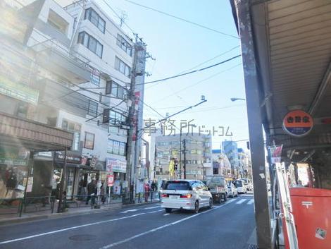 商店街アーケード沿い