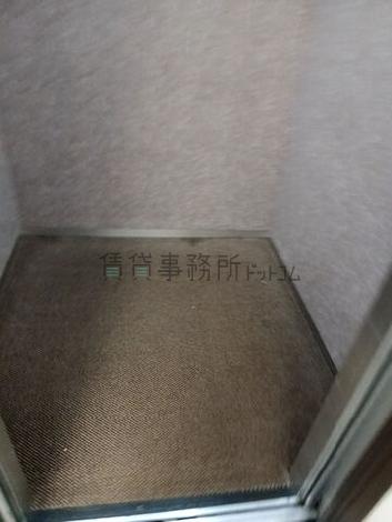 エレベーター内部