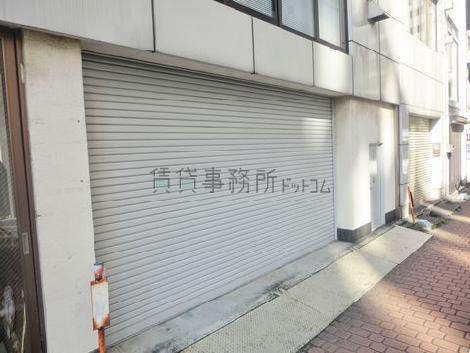 1階部分にはシャッターが設置されております