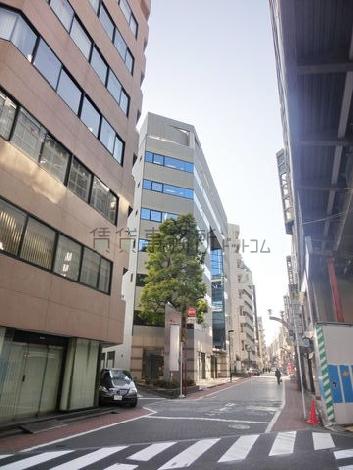 ビルの周辺はオフィスビルが立ち並びます