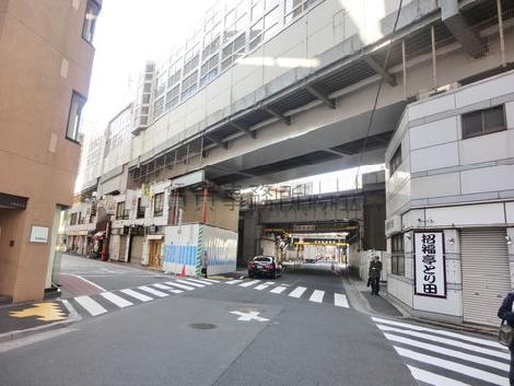 JR線の高架下に造られた建物になります