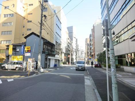 まっすぐに進むと昭和通りにあたります