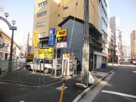 ビルの向かいには駐車場が完備されております