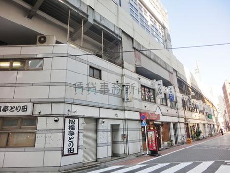 白を基調とした建物です