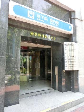 地下鉄出入口と兼用されています