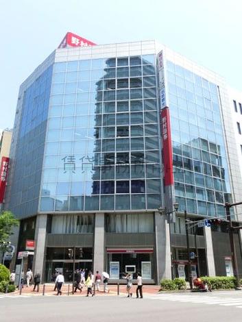 周りの風景が綺麗に反射しています