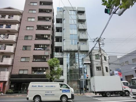 向いの通りから見た外観です