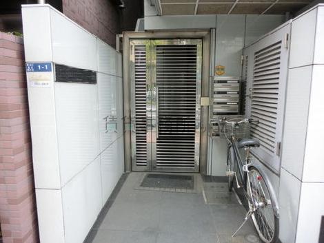正面左には外階段への扉があります