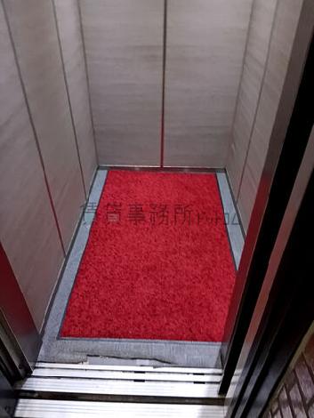 エレベーター内部