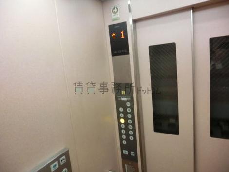 カゴ内に押しボタンが2箇所あります