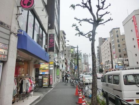 正面玄関前の通り