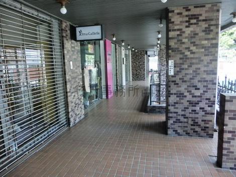 ２階は店舗が数件入っています