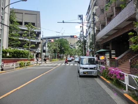 向かいは青山学院高等学部校舎です