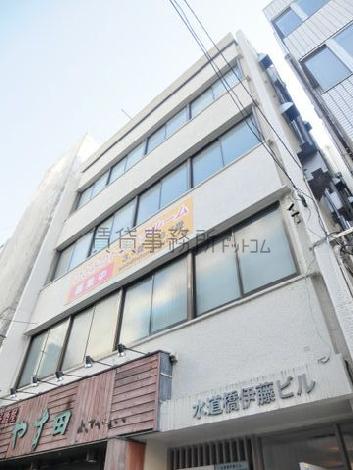 8連に配置された窓
