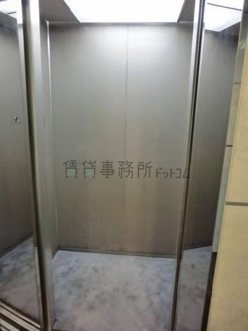 エレベーターかご内です