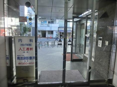 正面玄関に自動ドアを採用