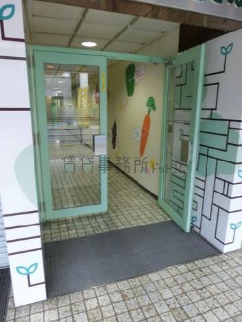 ポップカラーの玄関ドア