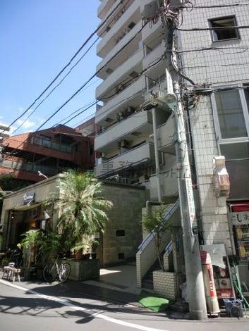 1階部分には店舗が入居中です
